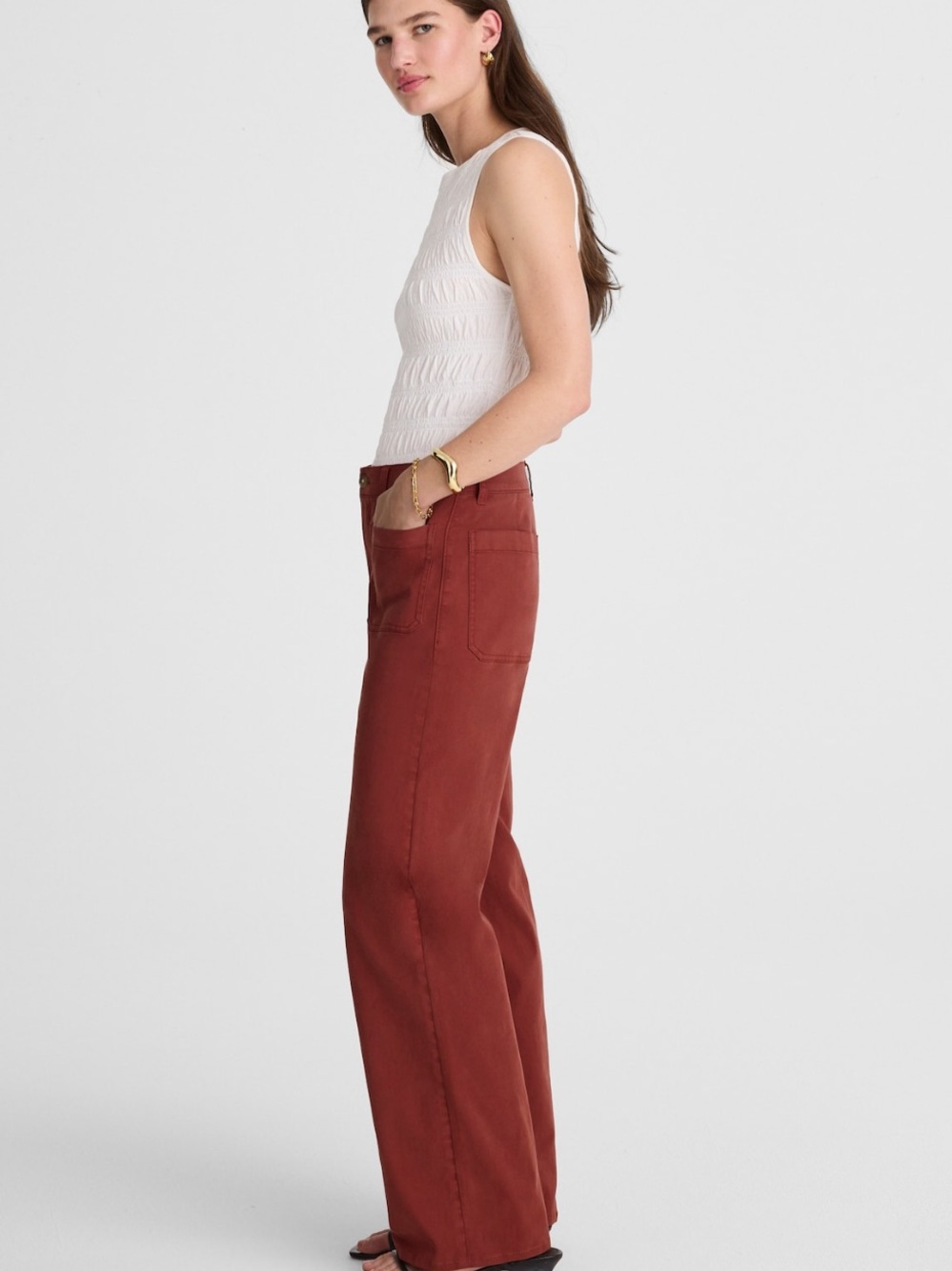 Madewell Emmett Wide-Leg Jeans in color: claret